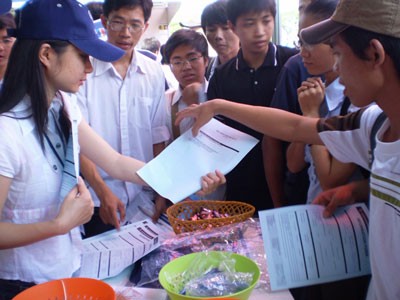 Nearly 1000 workers are recruited in the job fair at Phu Tho Sporting Event Hall, District 11 on January 3. (Photo: Dan Tri)